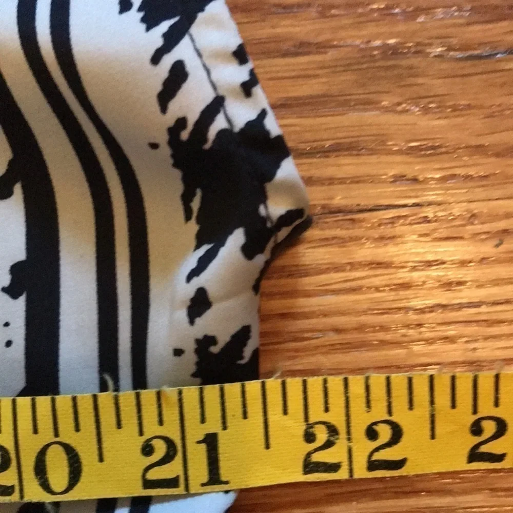 The Limited Women’s Sleeveless Top Houndstooth Black/White print Sz L Slinky